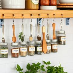 DIY-рейлинг для специй на кухне: из трубы или деревянных реек