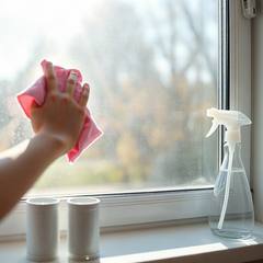 Как отмыть стекло без разводов: 5 простых способов