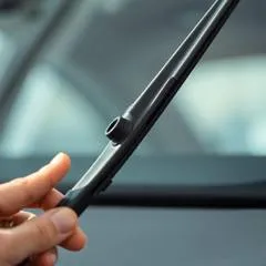 Когда менять щётки стеклоочистителя и как выбрать