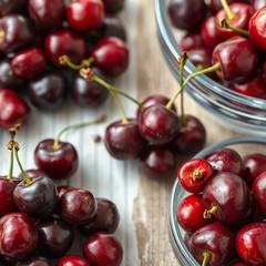 Компот из вишни с косточками или без: что лучше