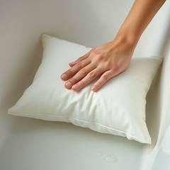 Ручная стирка подушки: замачивание, отжим полотенцем и горизонтальная сушка